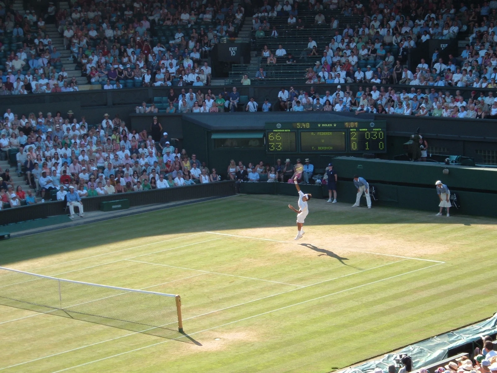 Roger Federer serving on a grass court at Wimbledon